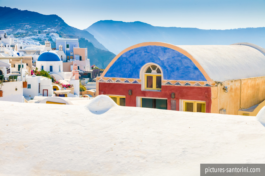 Oia: Colorful Building